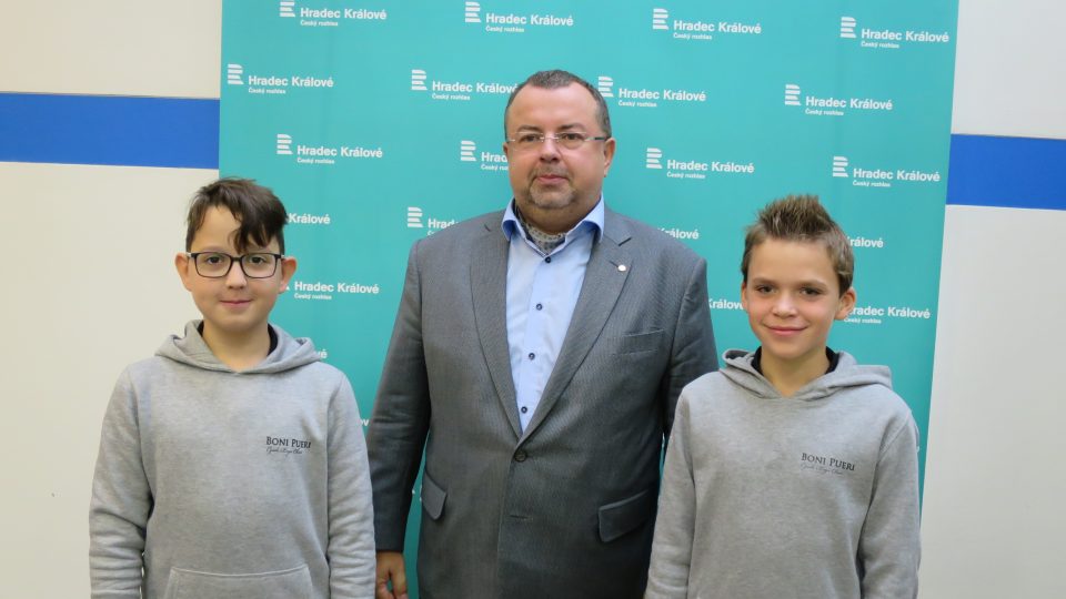 Jurij Moskal, Pavel Horák a Adrian Zůra ve studiu Českého rozhlasu Hradec Králové