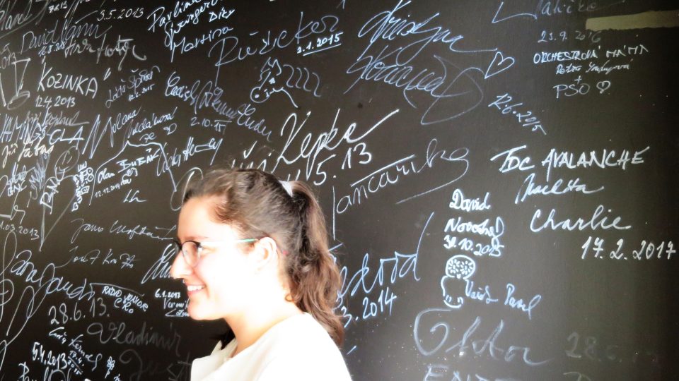 Petra Soukupová se podepisuje v rozhlasové kavárně