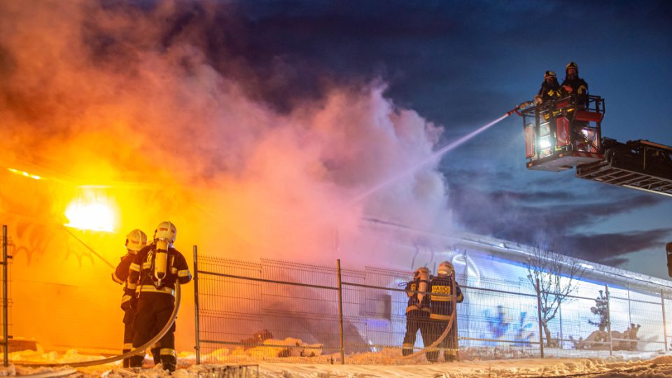 Jedenáct jednotek hasičů likvidovalo požár haly v Sendražicích