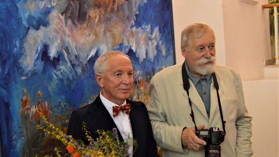Petr Volf (vpravo) s malířem Michailem Ščigolem na společné výstavě v jičínské galerii