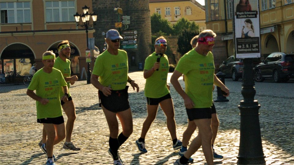 Polští běžci po startu na Valdštejnově náměstí v Jičíně