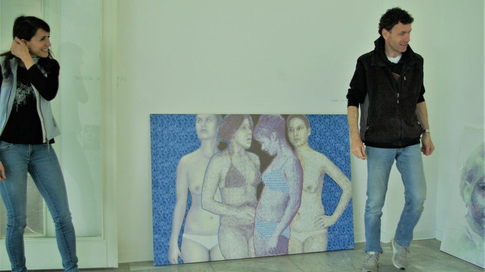 První letošní výstavu v hořické galerii plastik instalovali Jana Cermanová a Tomáš Mates