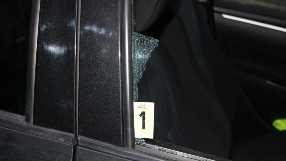 Zloděj na Trutnovsku a Náchodsku vykrádal auta před mateřskými školami
