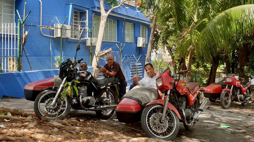 Motopark státního úřadu v Havaně