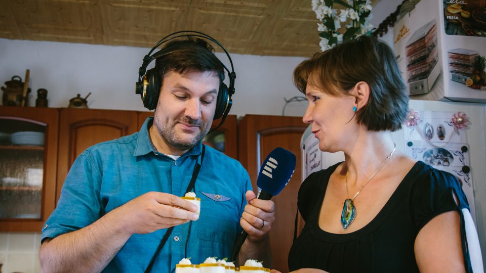 Moderátor Patrik Rozehnal ochutnává hotové mandarinkové řezy