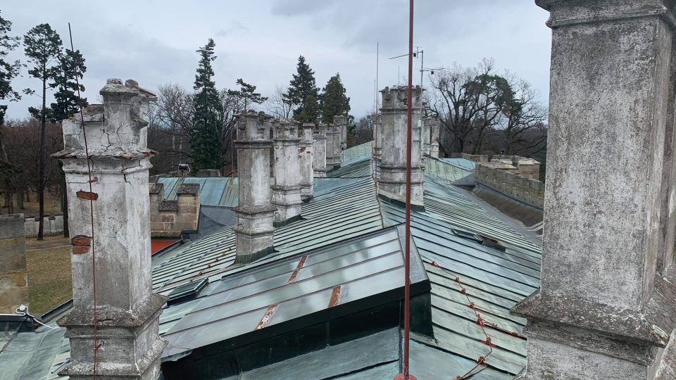 Střechy zámku Hrádek u Nechanic jsou v havarijním stavu. Zatéká do nich a hrozí poničení interiérů