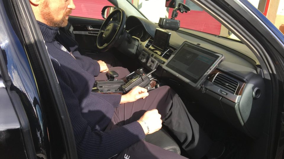 Čtyřlitrová Audi A8 je novým pomocníkem oddělení dopravní policie v Pravech
