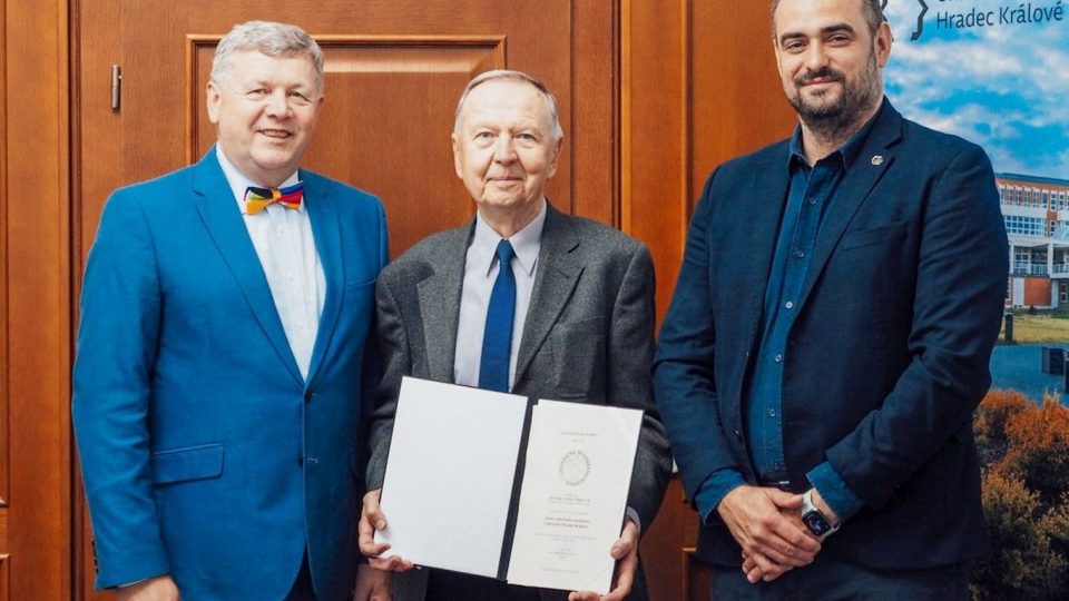 Ekonom Ladislav Hájek (uprostřed) byl jmenován emeritním profesorem. Jde o pátého takto oceněného pedagoga Univerzity Hradec Králové