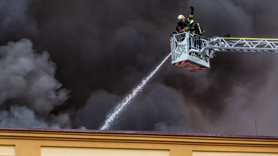 Hasiči po 36 hodinách zlikvidovali požár výrobní haly v Polici nad Metují