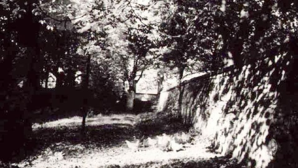 Pohled na parkán zámeckého parku. Stál v rohu proti bufetu. Zbořen 1946 - 7. Foceno kolem roku 1930 