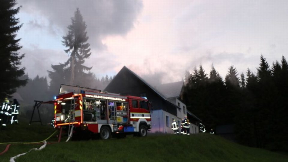 Šest jednotek hasičů likvidovalo požár horské chaty v Horním Maršově