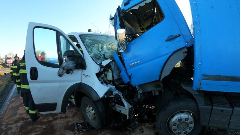Dopravní nehoda, kdy se střetl nákladní automobil s dodávkou a do nákladního vozu narazil osobní automobil