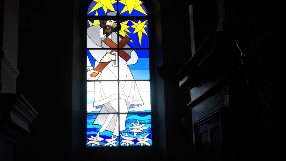 Sv. Jan Nepomucký na novodobém vitrážovém okně v kostele sv. Jiljí v Železnici