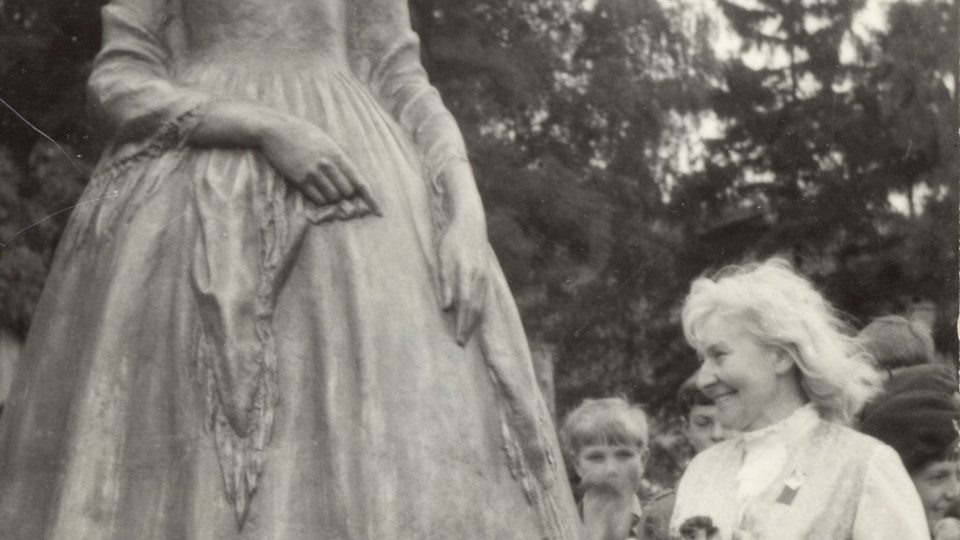 Marie Uchytilová-Kučová při odhalení pomníku Barunky Panklové 13. září 1970