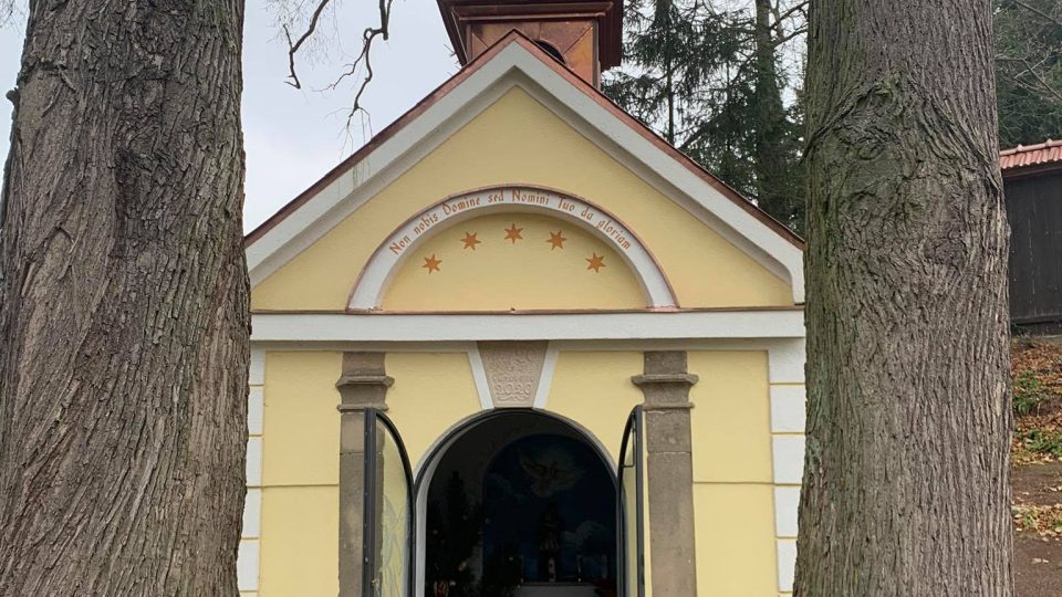 V Rožmitále u Broumova na Náchodsku stojí nová kaplička svatého Jana Nepomuckého