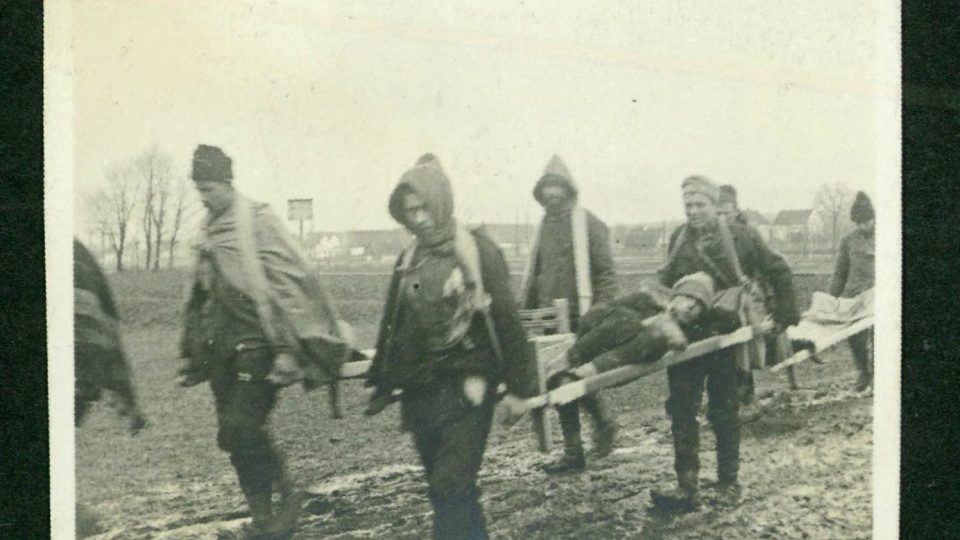 Fotografie ze zajateckého tábora z 1. světové války u Martínkovic na Broumovsku - Serbische Sanitatspatrouillen
