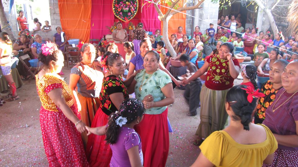 Ženy tančí na fiestě, Zapotékové z Tehuantepecké šíje, Mexiko