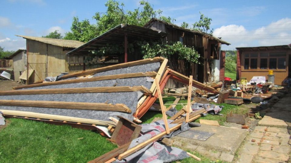 Zničené střechy, polomy a zpřetrhané elektrické vedení. To jsou následky bouře