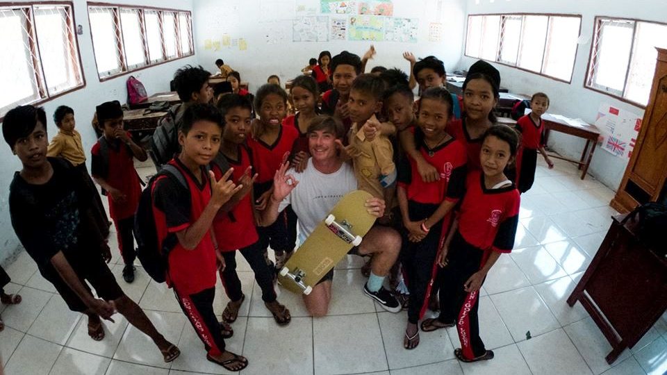 Lukáš Kulda učil dva měsíce na Lomboku tamní nespoutané děti angličtinu, skateboarding i parkour