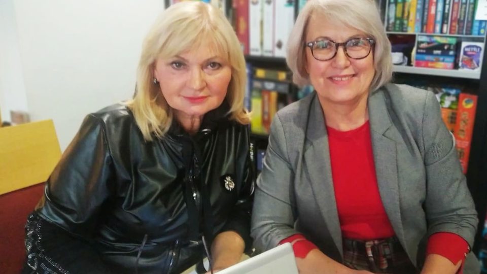 Lada Klokočníková a Kateřina Cajthamlová v rozhlasové kavárně
