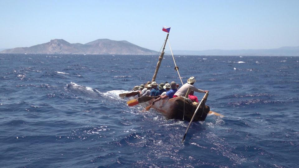 Expedice Monoxylon IV přeplula na člunu vydlabaném z kmene stromu Egejské moře z východu na západ