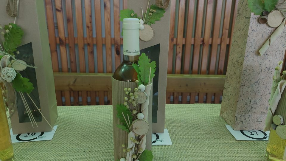 Vítězná přízdoba lahve vína a jejího dárkového obalu od Kláry Čepkové z Litomyšle