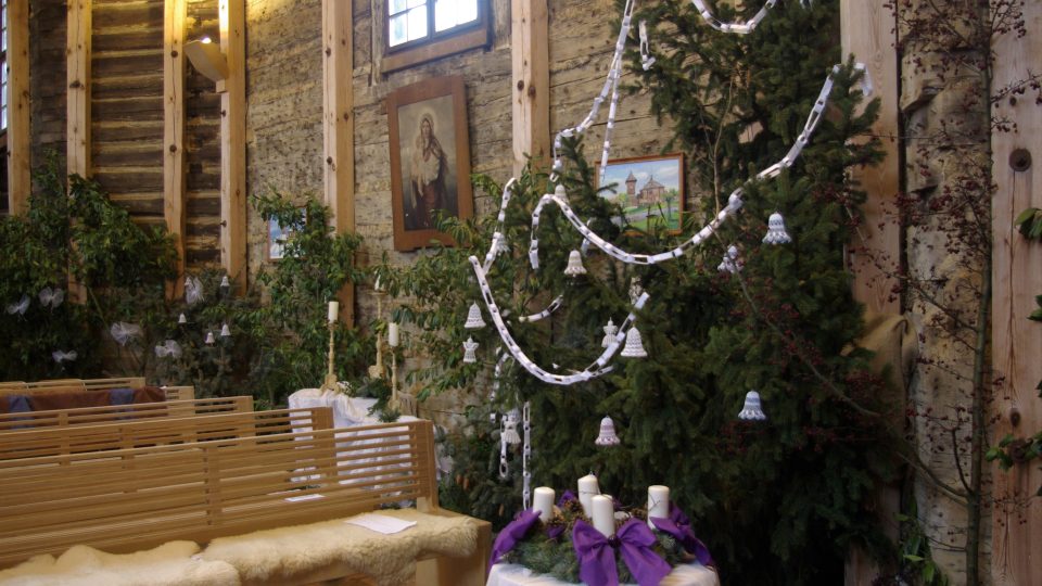 Ve svátečně vyzdobeném interiéru kostela sv. Jiří v Loučné Hoře