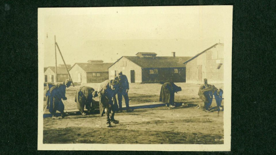 Fotografie ze zajateckého tábora z 1. světové války u Martínkovic na Broumovsku - Reinigungsaktionen