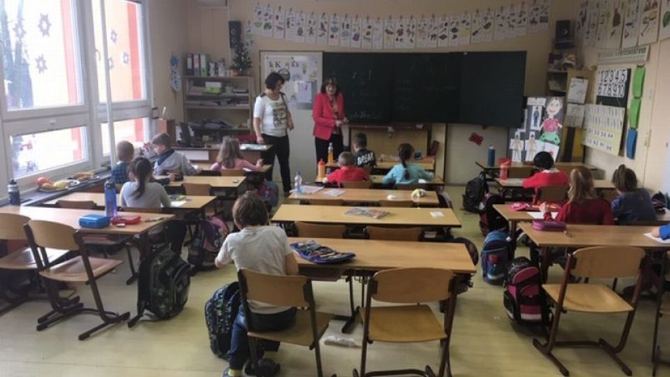 Na prvňáky z náchodské základní školy Komenského čekalo pololetní vysvědčení