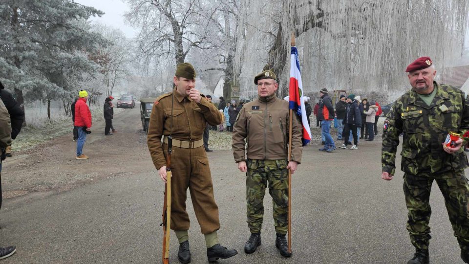 V Kasaličkách tradičně uctívají památku vojáků Vladimíra Škáchy a Jana Zemka ze skupiny Silver B