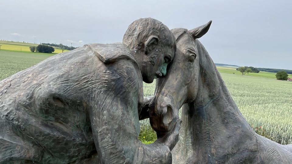 Pomník jezdecké srážky u Střezetic - vzpomínka na bitvu roku 1866 - dílo sochaře Petra Nováka