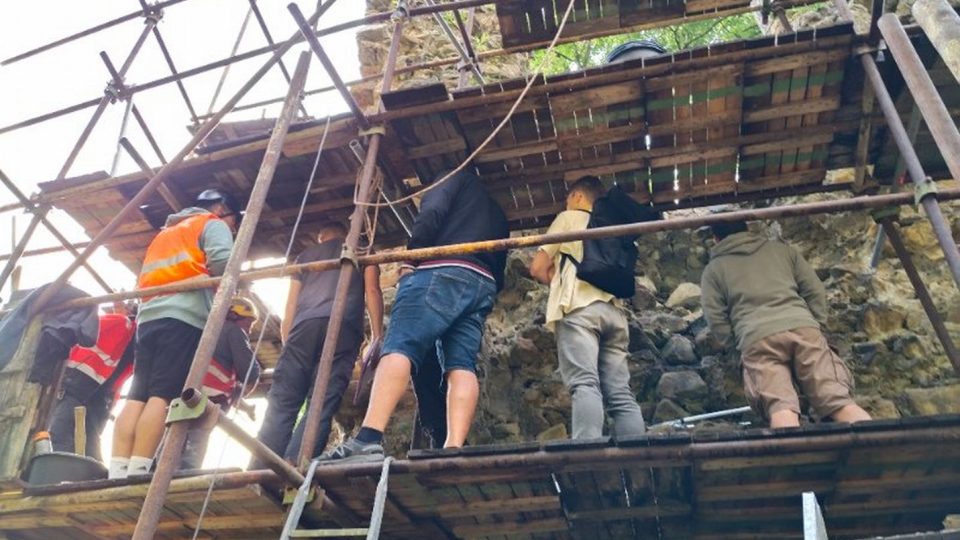 Na kontrolním dnu při rekonstrukci hradu Pařez | foto: Hana Talli Hlubučková Na kontrolním dnu při rekonstrukci hradu Pařez