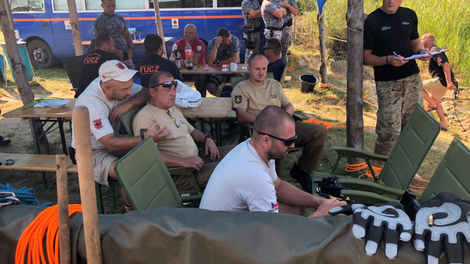 Čeští pyrotechnici cvičí bosenské jednotky ve vyhledávání munice i v záchraně z vody a pod vodou