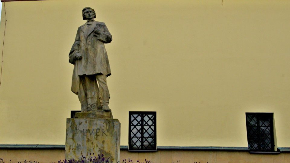 U renesanční radnice v Dobrušce stojí socha věnovaná F. V. Hekovi. Dílo vytvořil dobrušský rodák Josef Adámek