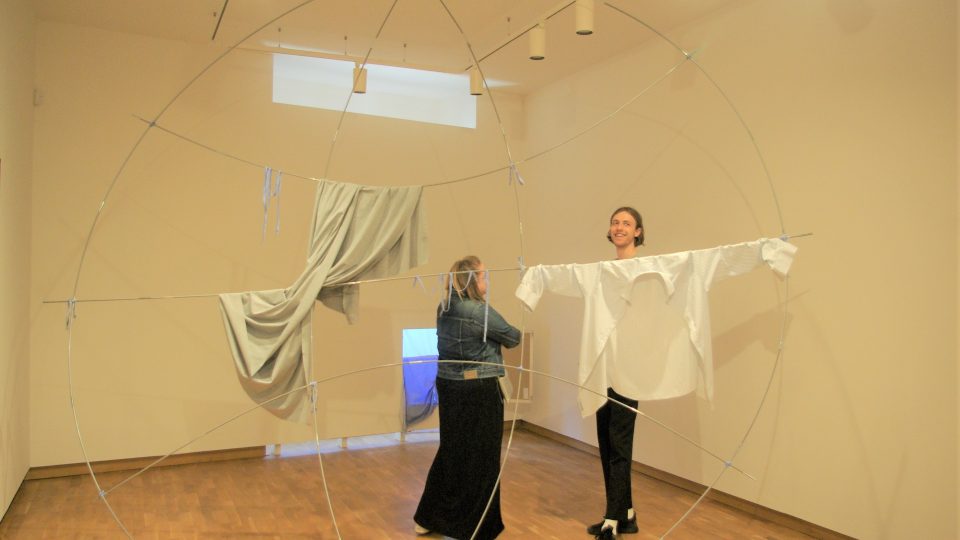 JIří Pitrmuc s kurátorkou Annou Horák Zemanovou na výstavě  Tunnel Funnel v Galerii moderního umění v Hradci Králové