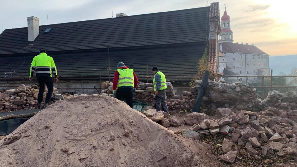 Torzo středověké bašty u náchodského zámku zakryli dělníci plachtami