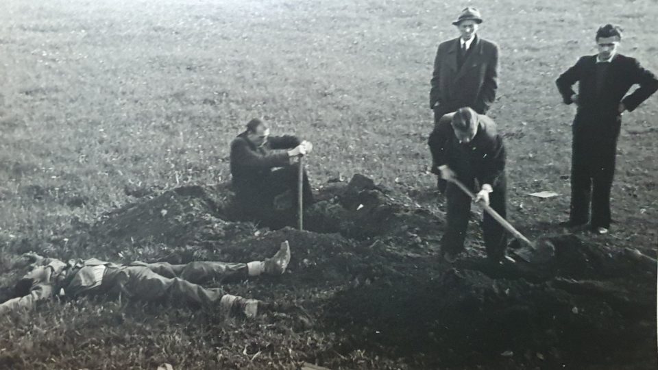 Nacisté kopou hrob svým soukmenovcům i sami sobě u náchodského zámku květen 1945