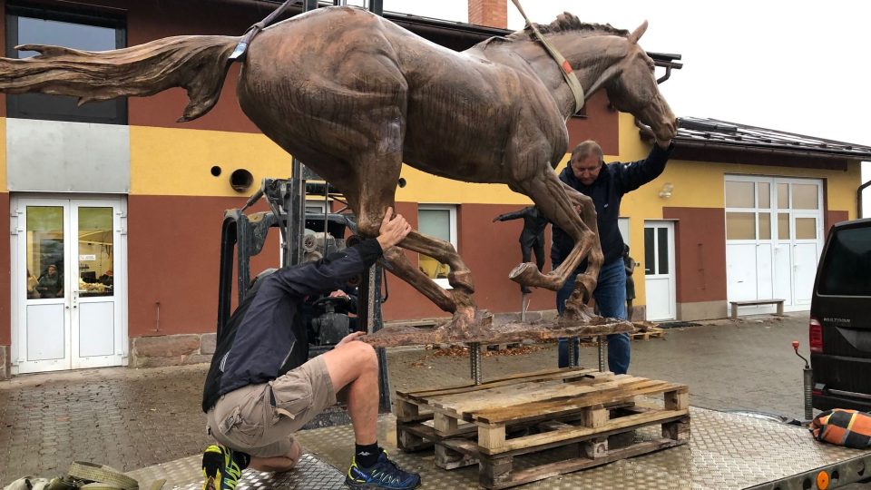 Bronzová socha koně Peruána opustila slévárnu v Horní Kalné na Trutnovsku a vyrazila do Zámrsku