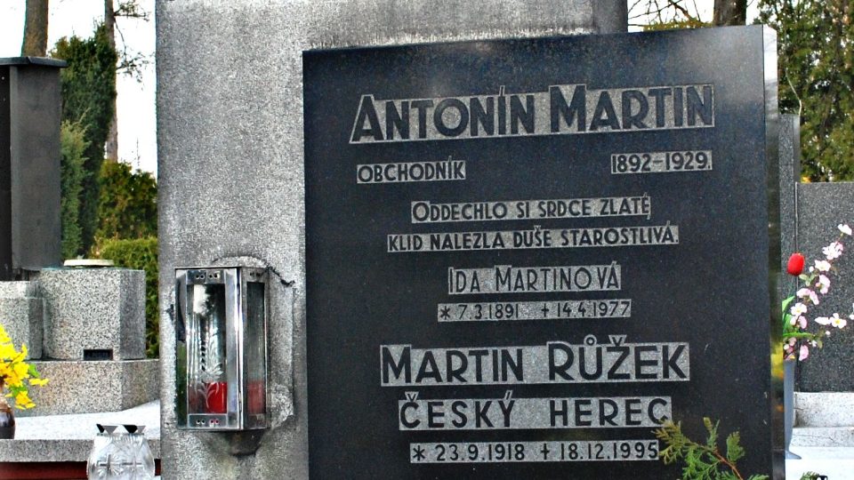 Růžek Martin (vl. jm. Erhard Martin, 1918-1995), herec ND; Červený Kostelec (okr. Náchod) (odd.VIII)