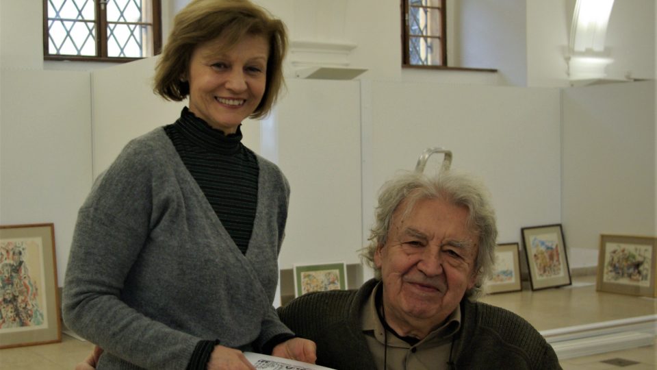 Zdeněk Šindlar se svou partnerkou při instalaci výstavy v zámecké galerii v Jičíně