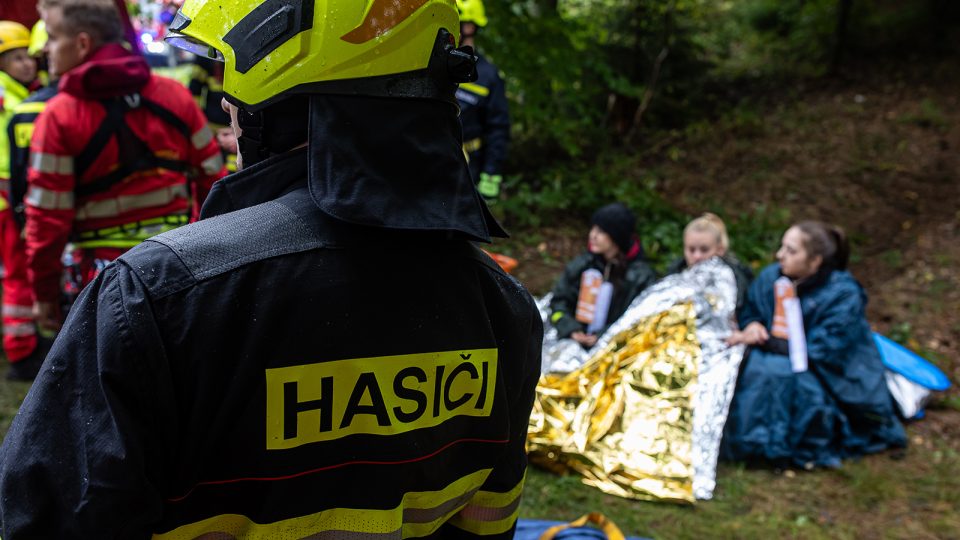 V Prachovských skalách bylo rušno. Záchranáři trénovali ošetřování skupiny lidí, kteří spadli z útesu