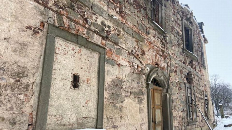 Nejohroženější kulturní památka v kraji, barokní fara v Šonově na Náchodsku, má nového majitele