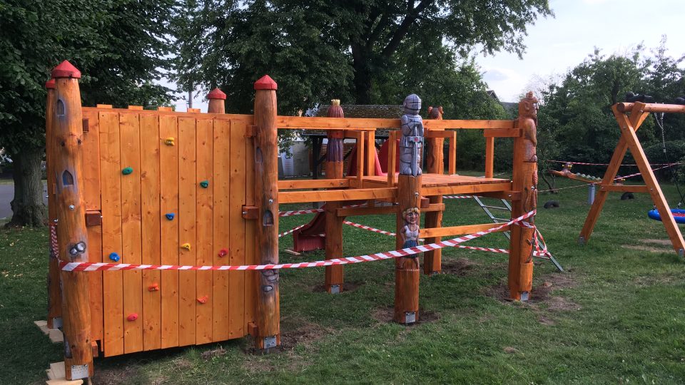 V Žernově mají děti nový herní park na motivy pohádek Boženy Němcové