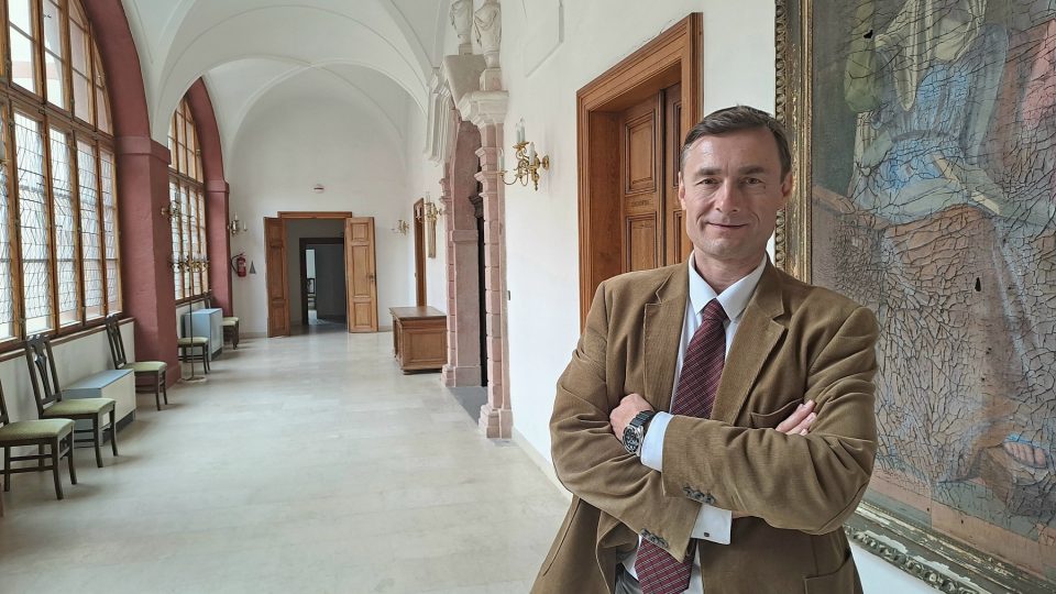 Zámkem ve Lnářích nás provedl Petr Mikeštík, jednatel společnosti Dvůr Lnáře