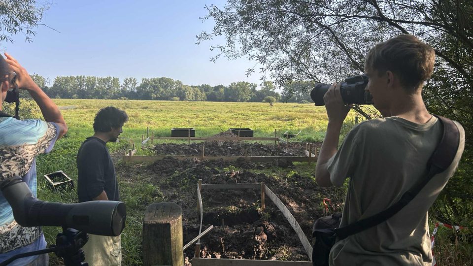Do Ptačího parku Josefovské louky na Náchodsku přijeli pracovat dobrovolníci z celého Česka | foto: Václav Plecháček, Český rozhlas Do Ptačího parku Josefovské louky na Náchodsku přijeli pracovat dobrovolníci z celého Česka