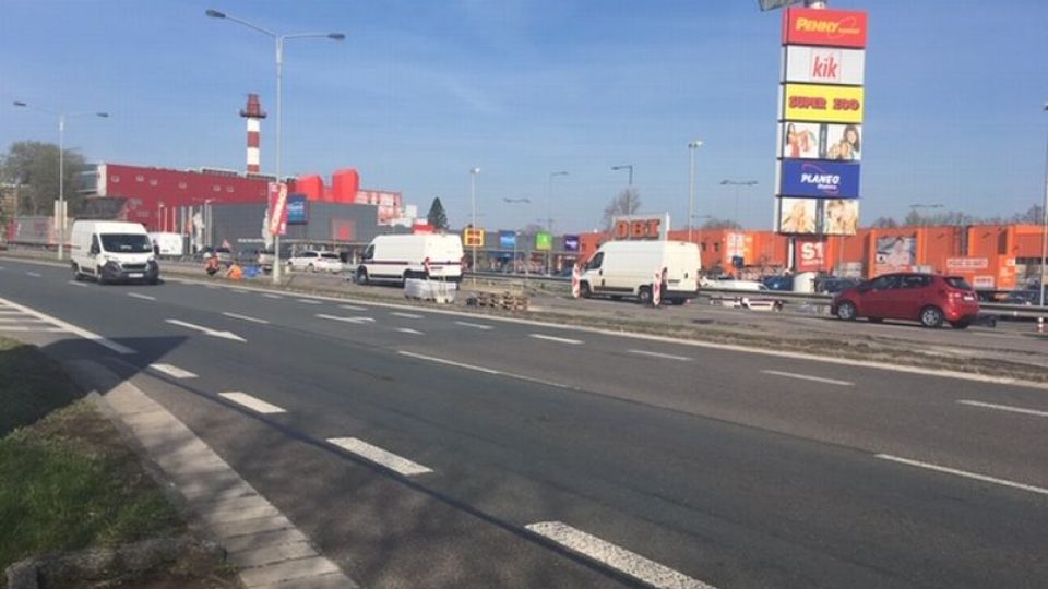 V Hradci Králové pokračuje oprava silnice v okolí Labského mostu na městském okruhu
