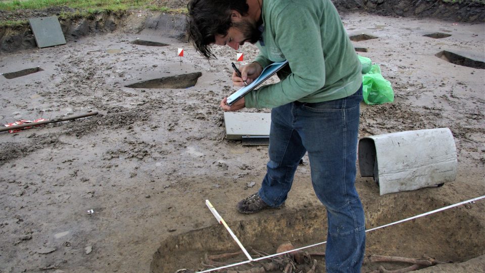 Archeolog zakresluje kosterní pozůstatky keltské ženy do mřížky