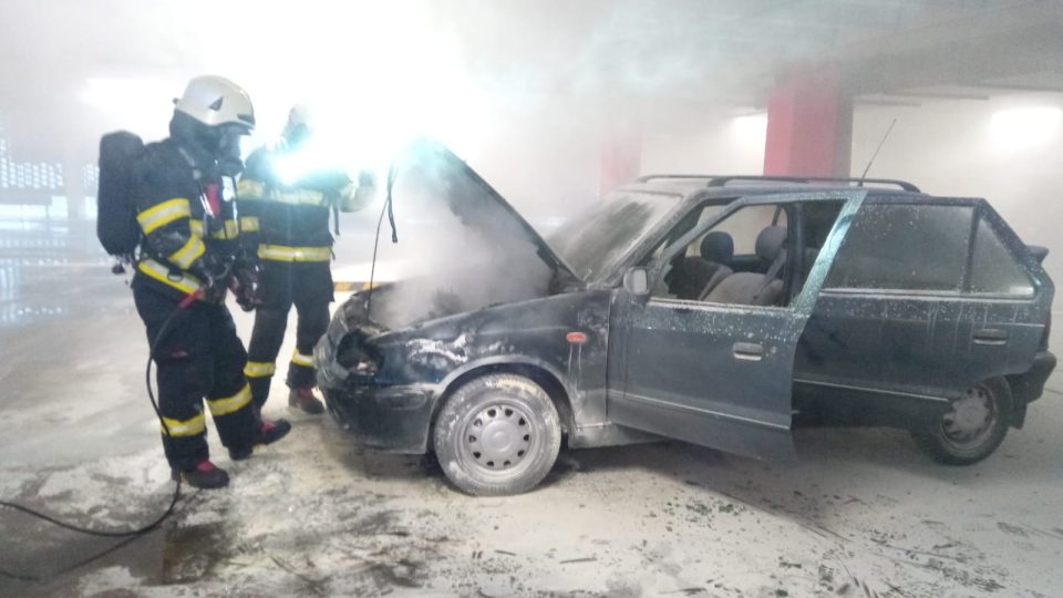 V garážích nákupního centra v Hradci Králové hořel osobní automobil