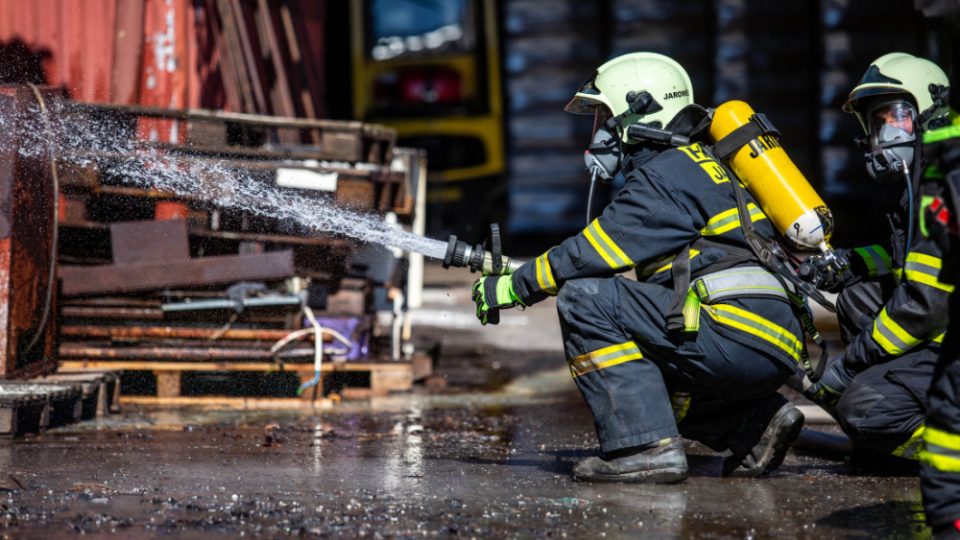 Jaroměřští hasiči likvidovali požár přístřešku s barely v areálu firmy v Tyršově ulici v Josefově