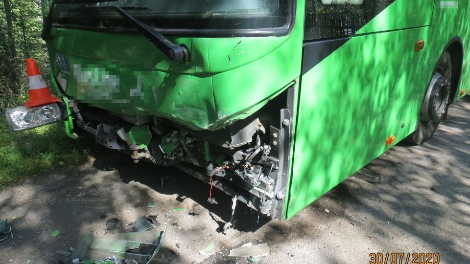 Při srážce osobního vozidla s autobusem na Jičínsku zasahovaly všechny složky IZS